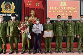 Tặng giấy khen và 10 triệu đồng cho Công an thị xã Thái Hòa. (Ảnh Hoàng Yến)