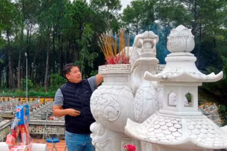 Ông Chu Lê Tâm, Phó Tổng Giám đốc Tập đoàn TNG Holdings Vietnam thắp hương, viếng hương hồn các liệt sĩ.