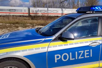 Chuyến tàu hiện đang tạm dừng gần Nurenberg, phía nam bang Bavaria sau vụ tấn công bằng dao ngày 6/11. (Ảnh: Reuters)