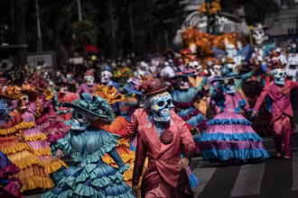 Lễ diễu hành nhân "Ngày của người chết" trên đường phố Mexico.