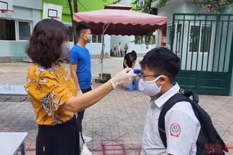 Học sinh Hà Nội thực hiện nghiêm 5K khi tới trường.