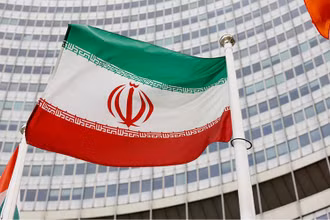 Quốc kỳ Iran trước trụ sở Cơ quan Năng lượng nguyên tử quốc tế (IAEA) ở Vienna, Áo. (Ảnh: Reuters)