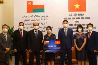 Đại diện Ủy ban Trung ương Mặt trận Tổ quốc Việt Nam tiếp nhận khoản viện trợ trị giá 300 nghìn USD từ Chính phủ Vương quốc Oman, hỗ trợ người dân miền trung khắc phục hậu quả bão, lụt.