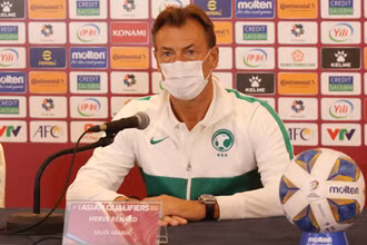 HLV Herve Renard tại buổi họp báo trưa 15/11. (Ảnh: VFF)