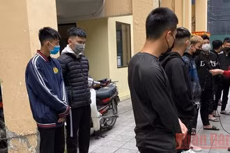 Tạm giữ hình sự một số đối tượng để xử lý về hành vi gây rối trật tự công cộng.