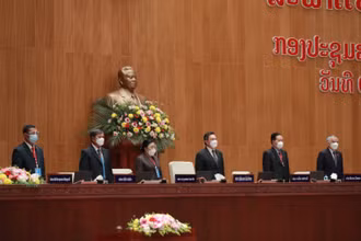 Kỳ họp thứ hai Quốc hội Lào khóa IX khai mạc dưới sự chủ trì của Chủ tịch Quốc hội Lào Saysomphone Phomvihane (thứ ba từ trái phải sang), ngày 1/11. (Ảnh: Xuân Sơn)