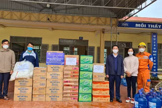 Ông Phan Ngọc Khánh (thứ 3 từ phải sang), Phó giám đốc Công ty Điện lực Điện Biên trao quà tại điểm cách ly Trường Tiểu học - THCS Na Ư.