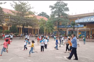 Học sinh trên địa bàn 4 phường, xã ở thành phố Thái Nguyên vừa đi học trực tiếp trở lại sáng 22/11 thì phải về nhà học trực tuyến.