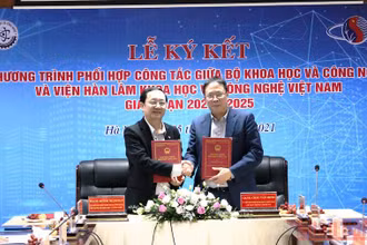 Bộ trưởng Khoa học và Công nghệ và Chủ tịch Viện Hàn lâm Khoa học và Công nghệ Việt Nam ký kết chương trình phối hợp công tác.