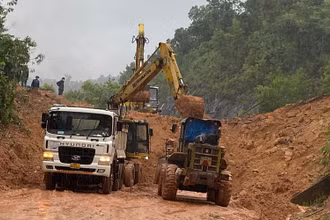 Các lực lượng tập trung giải phóng khối lượng đất đá sạt lở, cố gắng sớm thông xe trở lại. (Ảnh: Văn Dần)