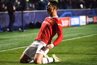 Cristiano Ronaldo lại đóng vai cứu tinh của MU, giúp họ giữ vững ngôi đầu bảng F. (Ảnh: Getty Images)
