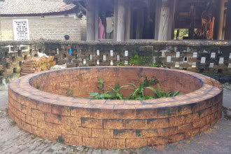 Giếng cổ tại Làng cổ Đường Lâm, thị xã Sơn Tây (Hà Nội) khi bị đoàn làm phim tô vẽ, làm mới. Ảnh: TTXVN 