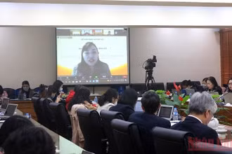 Cô giáo Dương Thị Hồng Minh, trường Tiểu học và Trung học cơ sở Văn Minh, huyện Na Rì, Bắc Kạn chia sẻ quá trình bồi dưỡng chuyên môn theo chương trình giáo dục phổ thông mới.