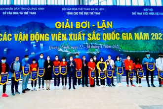 Ban tổ chức tặng cờ lưu niệm cho các đoàn tham dự Giải bơi, lặn các vận động viên xuất sắc năm 2021.