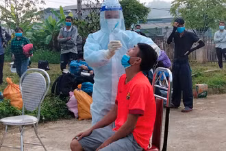 Lai Châu tổ chức xét nghiệm sàng lọc cộng đồng cho người dân 7/7 bản của xã Bản Giang sau khi ghi nhận 6 trường hợp mắc Covid-19 trong cộng đồng.