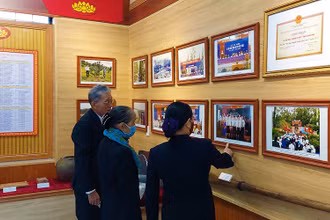 Người dân địa phương đến tham quan nhà truyền thống di tích miếu Thành Hoàng Tân Thủy.