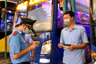 Thanh tra Sở Giao thông vận tải kiểm tra điều kiện người lái của tài xế trước giờ xe khởi hành. 