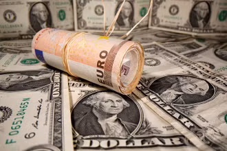 Đồng euro giảm giá so với USD do tình hình dịch Covid-19 căng thẳng tại châu Âu. (Ảnh: Reuters)