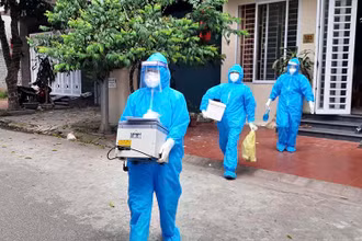 CDC Hoà Bình lấy mẫu xét nghiệm các trường hợp F1.