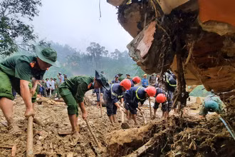 Lực lượng cứu nạn tạm dừng việc tìm kiếm nạn nhân mất tích.