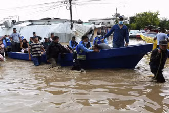 Cảnh sát sơ tán người dân sống trong khu vực bị ngập úng tại Honduras, ngày 6-11. (Ảnh: AP)