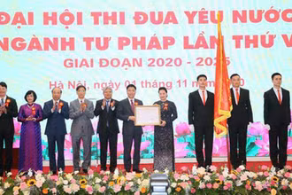 Chủ tịch Quốc hội và các đồng chí lãnh đạo Bộ Tư pháp tại Đại hội Thi đua yêu nước lần thứ V ngành Tư pháp.