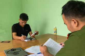 Đối tượng Trần Bá Nhật tại Cơ quan CSĐT, Công an tỉnh Đắk Nông. 