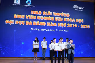 PGS, TS Nguyễn Ngọc Vũ, Giám đốc ĐH Đà Nẵng khen thưởng nhóm tác giả đạt giải nhất.
