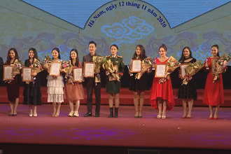 Ông Tạ Quang Đông,Thứ trưởng Văn hóa, Thể thao và Du lịch cùng lãnh đạo tỉnh Hà Nam trao Huy chương vàng cho các thí sinh tại Hội thi tài năng trẻ diễn viên chèo toàn quốc năm 2020.