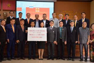 Đại diện Hội người Thái gốc Việt toàn Thái Lan trao tượng trưng số tiền quyên góp ủng hộ đồng bào miền trung.