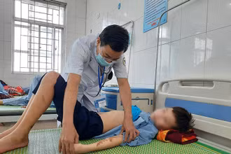 Bác sĩ Trung tâm Y tế huyện Yên Phong đang khám, điều trị cho cháu D.