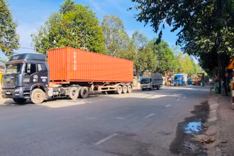Xe container trở thành nỗi ám ảnh của người dân hai bên đường Bùi Hữu Nghĩa.
