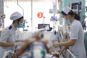 Bệnh nhân được điều trị bằng kỹ thuật hạ thân nhiệt.