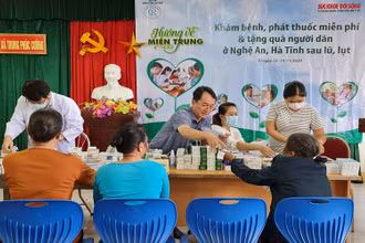 Các bác sĩ thăm khám bệnh, cấp thuốc điều trị và tặng quà miễn phí.