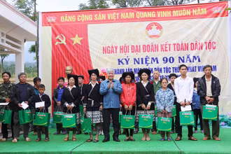 Bộ trưởng, Chủ nhiệm Ủy ban Dân tộc Đỗ Văn Chiến tặng quà cho các hộ gia đình dân tộc thiểu số.