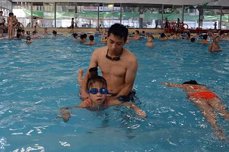 Một lớp dạy bơi cho trẻ em tại quận Hai Bà Trưng, Hà Nội (Ảnh minh họa: MINH HÀ).