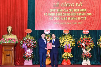 Thủ tướng Nguyễn Xuân Phúc trao quyết định bổ nhiệm tân Bộ trưởng Y tế Nguyễn Thanh Long. (Ảnh: TRẦN HẢI)