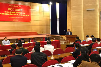 Lãnh đạo TP Hà Nội đối thoại với người dân các xã sống gần bãi rác Nam Sơn. (Ảnh: Đắc Sơn)
