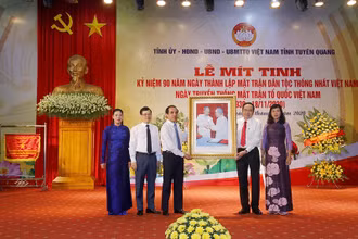 Đồng chí Trần Thanh Mẫn, Bí thư T.Ư Đảng, Chủ tịch Ủy ban Trung ương MTTQ Việt Nam tặng tranh lưu niệm cho lãnh đạo tỉnh Tuyên Quang.