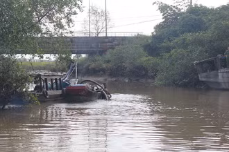 Lực lượng công an trục vớt thuyền bị nhấn chìm.
