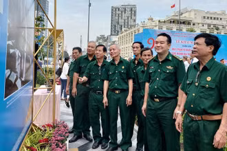 Cán bộ, chiến sĩ quân đội dự, tham quan triển lãm.