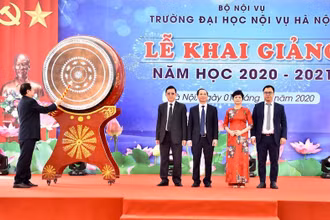 Bộ trưởng Nội vụ Lê Vĩnh Tân gióng hồi trống khai giảng, cùng lãnh đạo nhà trường chào đón sinh viên bước vào năm học mới 2020 - 2021 