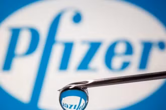 Ngày 20-11, Pfizer cho biết đã nộp đơn xin cấp phép sử dụng khẩn cấp (EUA) cho vaccine Covid-19. Ảnh: Reuters.