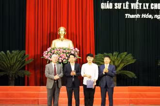 Trao học bổng cho tân sinh viên Trường Đại học Y Thái Bình Ngô Minh Hiếu.