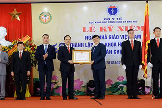 Tôn vinh những người thầy trong sự nghiệp đào tạo nguồn nhân lực y tế