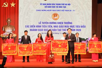 Đồng chí Vương Đình Huệ, Ủy viên Bộ Chính trị, Bí thư Thành ủy Hà Nội trao tặng Cờ thi đua tặng các đơn vị.