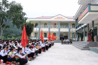 Tiết học ngoại khóa của học sinh bậc THCS ở Mường Lát. 