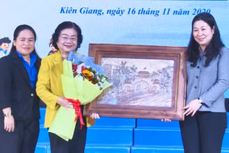 Đại diện lãnh đạo tỉnh Kiên Giang tặng quà lưu niệm cho nguyên Phó Chủ tịch nước Trương Mỹ Hoa.