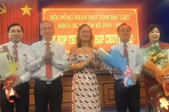 Bí thư Tỉnh ủy và Chủ tịch HĐND tỉnh tặng hoa chúc mừng tân Chủ tịch UBND và các Phó Chủ tịch UBND tỉnh Bạc Liêu. 