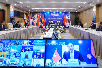 Thủ tướng Nguyễn Xuân Phúc điều hành Phiên đối thoại trong vai trò Chủ tịch ASEAN+3. (Ảnh: TRẦN HẢI)